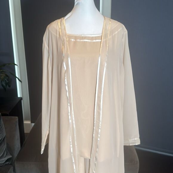 Women’s Chiffon 3 Piece PantSuit Long Jacket
Ribbon Detail Size 14 NWOT - Picture 3 of 14